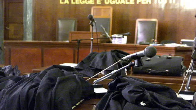 Toghe di avvocati in un'immagine d'archivio. E' in corso all'interno del Pdl una raccolta delle firme per protestare contro la manovra da domani al voto del Senato(al momento sarebbero circa un'ottantina). "Fino a quando non verrà tolta la norma che abolisce gli ordini professionali, noi il testo - assicura un avvocato del Pdl - non la voteremo mai dovesse anche cadere Tremonti". Un'altra norma contro la quale si stanno alzando le barricate tra i berlusconiani è quella che renderebbe incompatibile l'incarico di parlamentare con quello di sindaco o di presidente di provincia. Solo alla camera gli 'interessati' sarebbero 9 presidenti di provincia e 6 sindaci. "E state pur certi - si assicura ancora nel Pdl - che anche quella norma deve saltare se vogliono che votiamo la manovra". DANIEL DAL ZENNARO / ANSA