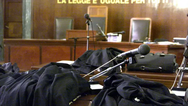 Toghe di avvocati in un'immagine d'archivio. E' in corso all'interno del Pdl una raccolta delle firme per protestare contro la manovra da domani al voto del Senato(al momento sarebbero circa un'ottantina). "Fino a quando non verrà tolta la norma che abolisce gli ordini professionali, noi il testo - assicura un avvocato del Pdl - non la voteremo mai dovesse anche cadere Tremonti". Un'altra norma contro la quale si stanno alzando le barricate tra i berlusconiani è quella che renderebbe incompatibile l'incarico di parlamentare con quello di sindaco o di presidente di provincia. Solo alla camera gli 'interessati' sarebbero 9 presidenti di provincia e 6 sindaci. "E state pur certi - si assicura ancora nel Pdl - che anche quella norma deve saltare se vogliono che votiamo la manovra". DANIEL DAL ZENNARO / ANSA