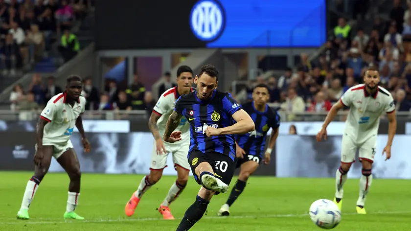Inter Milan’s Hakan Calhanoglu scores on penalty goal of 2 to 1 during the Italian serie A soccer match between Fc Inter and Cagliari at Giuseppe Meazza stadium in Milan, 14 April 2024. ANSA / MATTEO BAZZI