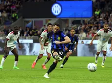 Inter Milan’s Hakan Calhanoglu scores on penalty goal of 2 to 1 during the Italian serie A soccer match between Fc Inter and Cagliari at Giuseppe Meazza stadium in Milan, 14 April 2024. ANSA / MATTEO BAZZI