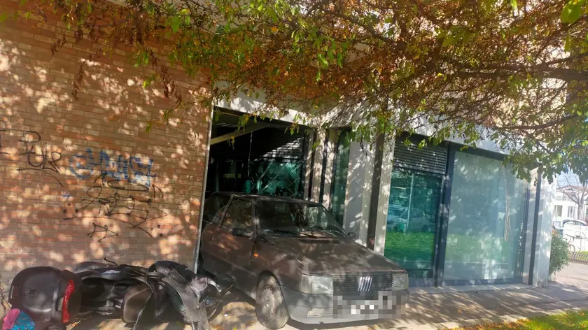 L'auto usata come ariete per la rapina all'ufficio postale di piazzale Cuoco alla Guizza