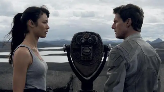 Tom Cruise e Andrea Riseborough in una foto di scena del fil "Oblivion". UFFICIO STAMPA /ANSA +++ EDITORIAL USE ONLY - NO SALES NO ARCHIVE+++