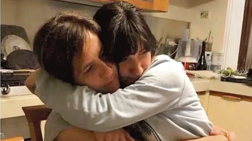Giulia Cecchettin abbracciata alla mamma Monica Camerotto