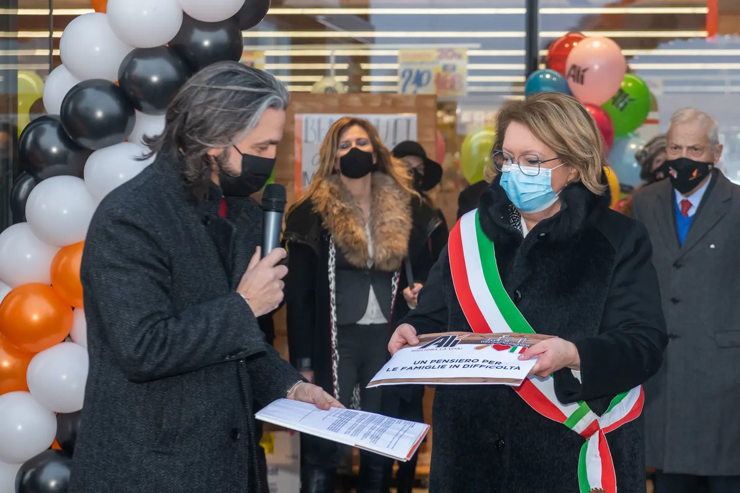 Montagnana (PD), 21 gennaio 2021. Inaugurazione Supermercato Ali a Montagnana. Nella Foto: il sindaco di Montagnana Loredana Borghesan riceve da un dirigente di Alì i buoni pasto per il mercato solidale