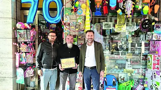 Pierobon e De Rossi premiano Bareggi fuori dal negozio di Cittadella