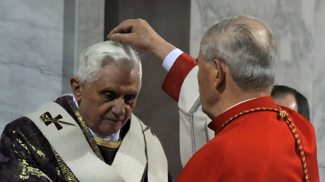 Il cardinale Jozef Tomko (D) impone le ceneri a Papa Benedetto XVI durante la messa nella basilica di Santa Sabina, in uan foto di archivio del 6 febbraio 2008. ANSA/OSSERVATORE ROMANO/DRN