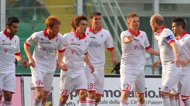 Italian midfielder of Bari, Simone Bentivoglio, celebrates with his teammates after scoring the goal against Palermo during their Italian Serie A soccer match at Renzo Barbera stadium in Palermo, Sicily island, southern Italy on 07 May 2011. ANSA/LANNINO