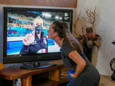 Nikolova Galia, la mamma di Vanessa Ferrari, mentre guarda in tv la finale delle olimpiadi della figlia a Tokyo , Brescia 2 agosto 2021. ANSA/SIMONE VENEZIA
