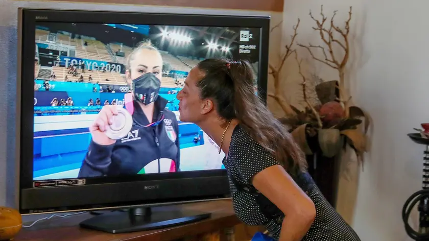 Nikolova Galia, la mamma di Vanessa Ferrari, mentre guarda in tv la finale delle olimpiadi della figlia a Tokyo , Brescia 2 agosto 2021. ANSA/SIMONE VENEZIA