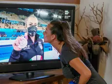 Nikolova Galia, la mamma di Vanessa Ferrari, mentre guarda in tv la finale delle olimpiadi della figlia a Tokyo , Brescia 2 agosto 2021. ANSA/SIMONE VENEZIA