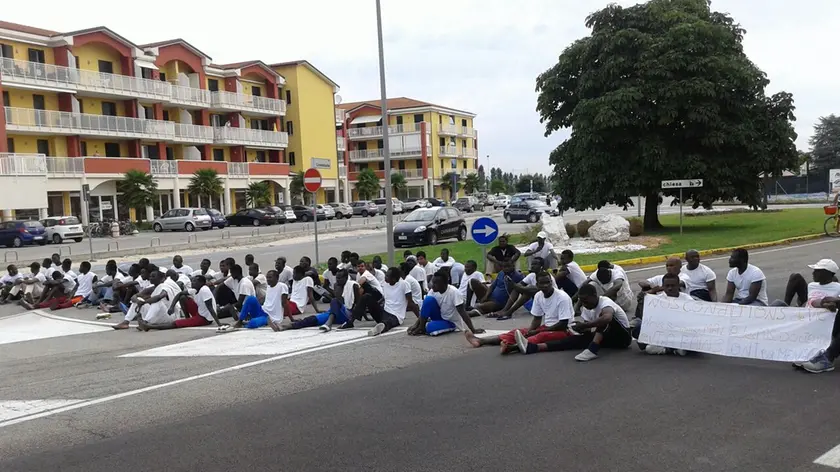 BON - DINO TOMMASELLA - ERACLEA - MANIFESTAZIONE DEI MIGRANTI IN VIA DANCALIA