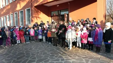 L’INCONTRO. Maria Teresa e Marina Busonera fra gli alunni davanti alla scuola di Abano. A lato Francesco Busonera abbraccia alcuni bambini