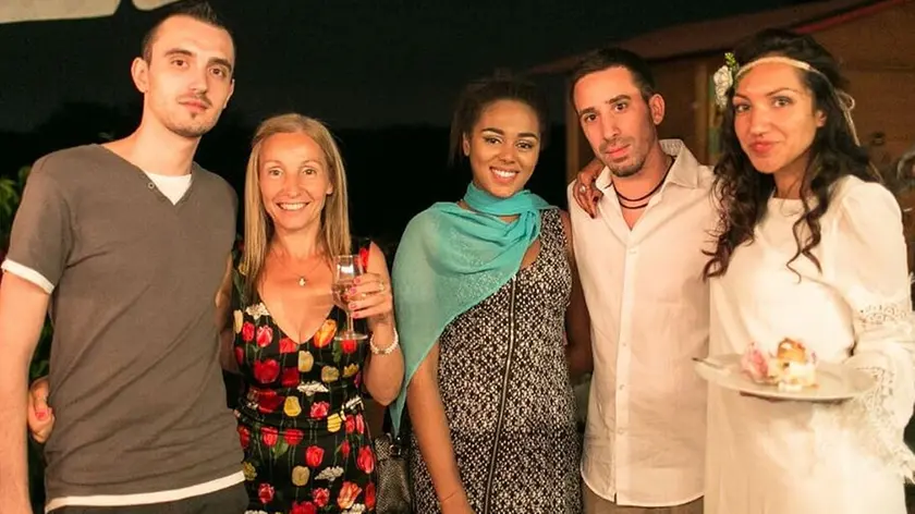 Da sinistra Edward Koroni, la mamma di Nicole, un'amica, Federico Giacomazzi e Nicole Smith