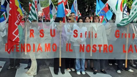 Belluno, 26 Settembre 2009. Manifestazione dei lavoratori delle aziende della pèrovincia di Belluno.Lo striscione degli operai della Safilo