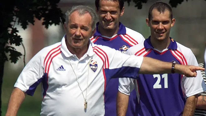 Yugoslav team coach Vujadin Boskov (L) gestures while Albert Nadj (R) and Goran Djorovic (C) look on during their team's morning training in Katelijne Water on Friday, 09 June 2000. ANSA/ /SRDJAN SUKI