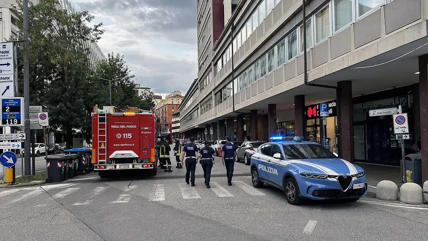 I soccorsi sul luogo della tragedia (foto Bianchi)