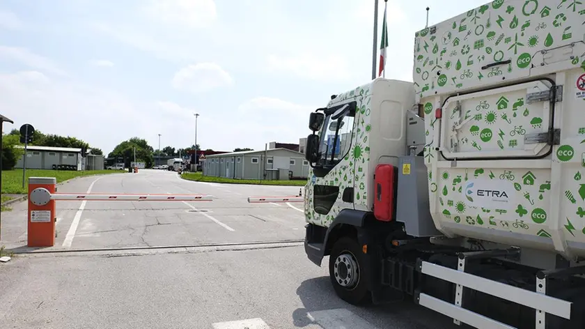 Il deposito degli automezzi Etra di via della Centuriazione a Camposampiero