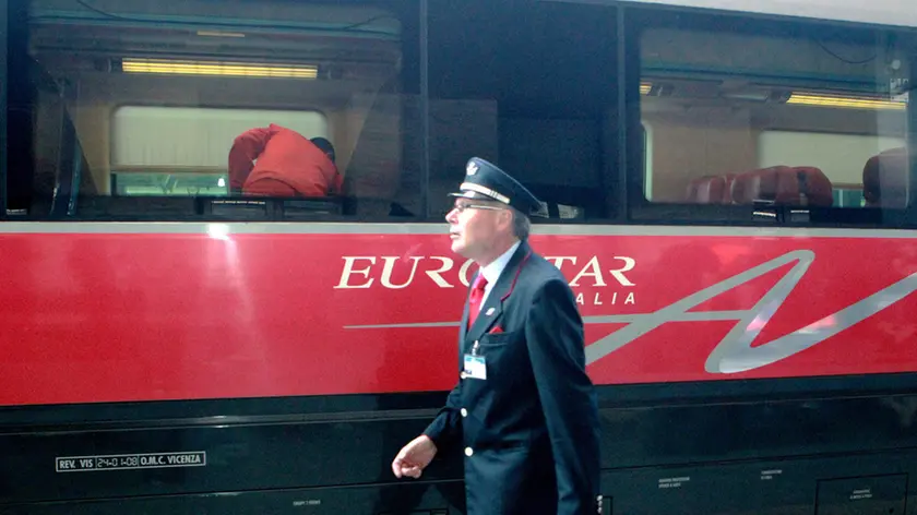 Il treno Freccia Rossa Italia oggi in partenza dalla stazione di Roma Termini.. FABIO CAMPANA/DC