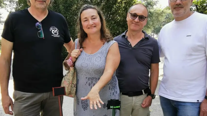 Francesca Bertani, che aveva perso la fede, con i responsabili di Sos Metal Detector
