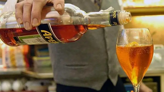PREPARATIVI DELL 'APERITIVO SPRITZ Anche il rito dello spritz subisce gli effetti della crisi (foto Panato)