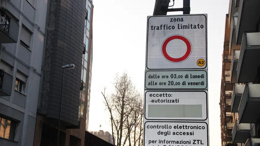 Cartelli segnaletici del ZTL all'imbocco di via Pio X, Mestre