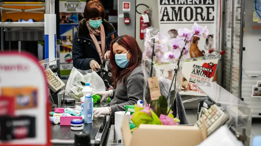 13/03/2020 Milano, Ipermercato COOP, misure di sicurezza e ingressi contingentati anti diffusione di coronavirus