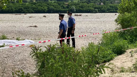 I Carabinieri sul luogo dove una donna trevigiana di 35 anni, che si era recata in un parco sulle rive del Piave per prendere il sole, è stata trovata uccisa, con colpi d'arma da taglio, a Moriago della Battaglia (Treviso), 23 giugno 2021. In queste ore un uomo si trova nella caserma dei Carabinieri di Valdobbiadene (Treviso) sottoposto ad accertamenti in relazione all'omicidio. Questi, un trentenne, si è recato spontaneamente alla stazione dell'Arma. Il corpo della donna è stato rinvenuto da un passante, nel parco dell'"Isola dei Morti". ANSA / us Carabinieri +++ ANSA PROVIDES ACCESS TO THIS HANDOUT PHOTO TO BE USED SOLELY TO ILLUSTRATE NEWS REPORTING OR COMMENTARY ON THE FACTS OR EVENTS DEPICTED IN THIS IMAGE; NO ARCHIVING; NO LICENSING +++