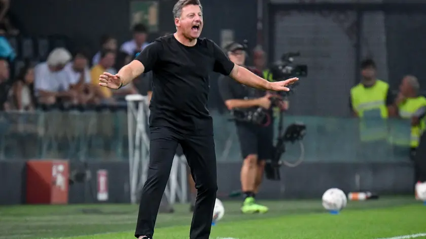 epa11578658 Udinese's head coach Kosta Runjaic gestures during the Italian Serie A soccer match between Udinese Calcio and Como 1907, in Udine, Italy, 01 September 2024. EPA/Ettore Griffoni