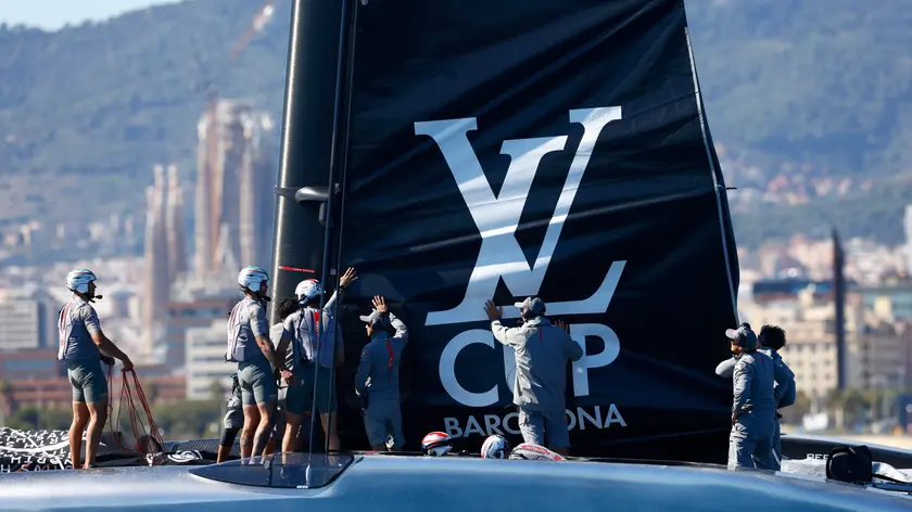 epa11632205 Team Luna Rossa Prada Pirelli has problems with the sail during Day 3 of the 2024 Louis Vuitton Cup final in Barcelona, Spain, 29 September 2024. The winner of the Louis Vuitton Cup sailing competition determines the challenger in the 37th America's Cup to be held in October. EPA/Quique Garcia