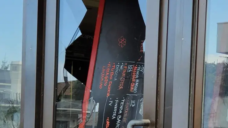 L'hotel Oasi di Conselve, una vetrata distrutta dai vandali