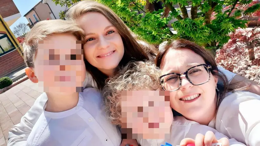 Elisa Barbugian (con gli occhiali) e Sara Quinto, di Conselve. Con i loro due figli. Ora Sara è incinta e attende l’arrivo di due gemelline