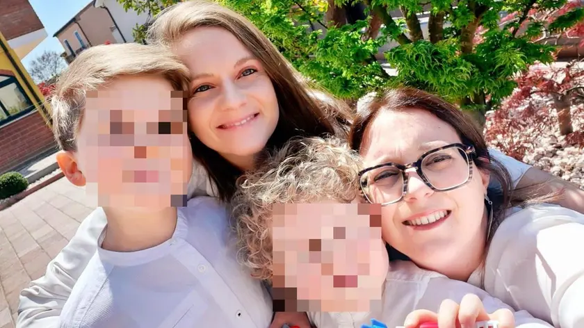 Elisa Barbugian (con gli occhiali) e Sara Quinto, di Conselve. Con i loro due figli. Ora Sara è incinta e attende l’arrivo di due gemelline