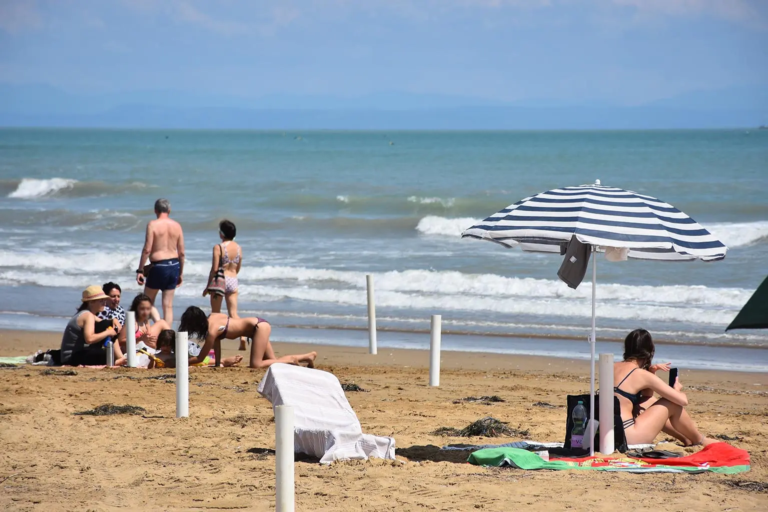 FURLAN - TOMMASELLA - BIBIONE - I PICCHETTI X OMBRELLONI PRONTI SULLA SPIAGGIA LIBERA