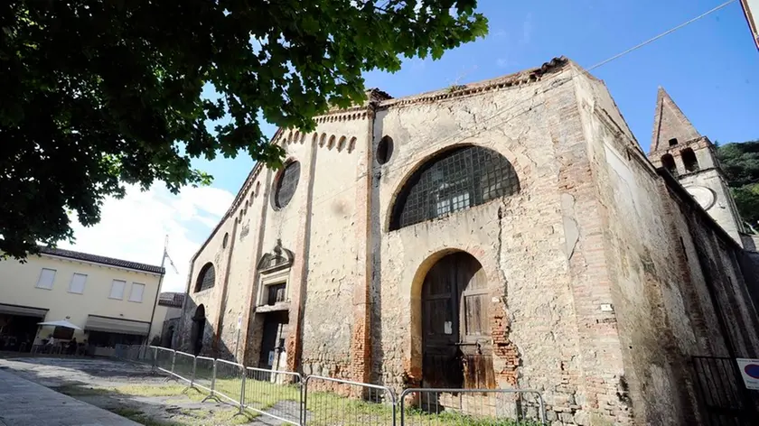 Monselice 10.07.2014.Degrado sulla Rocca di Monselice .Nella foto: la facciata di Santo Stefano transennata.ph. Zangirolami