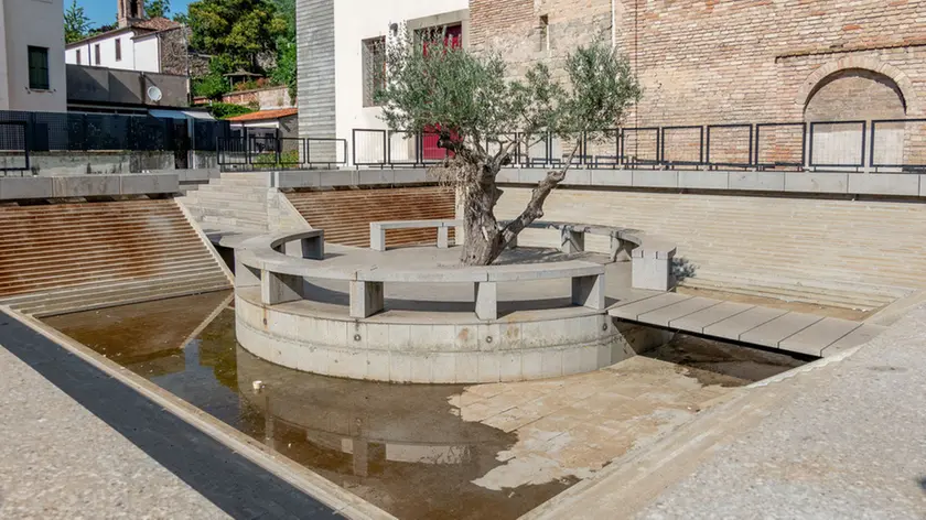 Monselice (PD), 24 luglio 2019. Sporcizia e Degrado alla Fontana del Botta a Monselice. Nella Foto: cartacce, mozziconi di sigaretta, e sporco in generale sulla fontana del Botta a Monselice