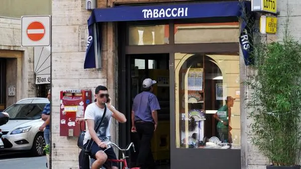 La tabaccheria/ricevitoria (abilitata, tra l'altro, alle scommesse calcistiche), a Parma, il cui titolare Massimo Alfieri è stato indicato dalla Guardia di Finanza come colui che avrebbe ricevuto gli assegni per un importo totale di 1.585.000 euro dal portiere della nazionale italiana Gianluigi Buffon, Parma, 31 maggio 2012. ANSA/PIERPAOLO FERRERI
