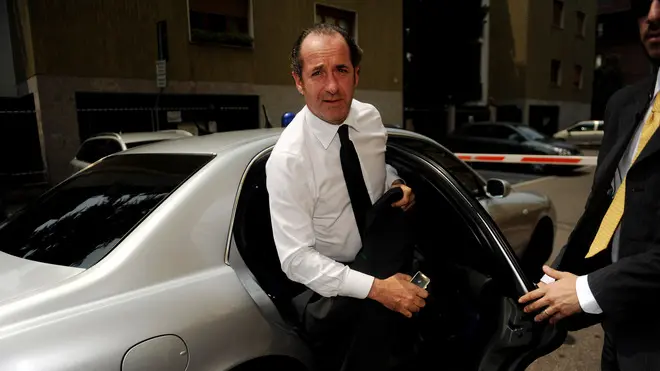 Luca Zaia, con in mabi cellulare e giacca, scende dall'auto davanti alla sede della Lega Nord di Via Bellerio in occasione della riunione per il consiglio federale del partito, oggi 2 luglio 2010. ANSA/MILO SCIAKY/GID