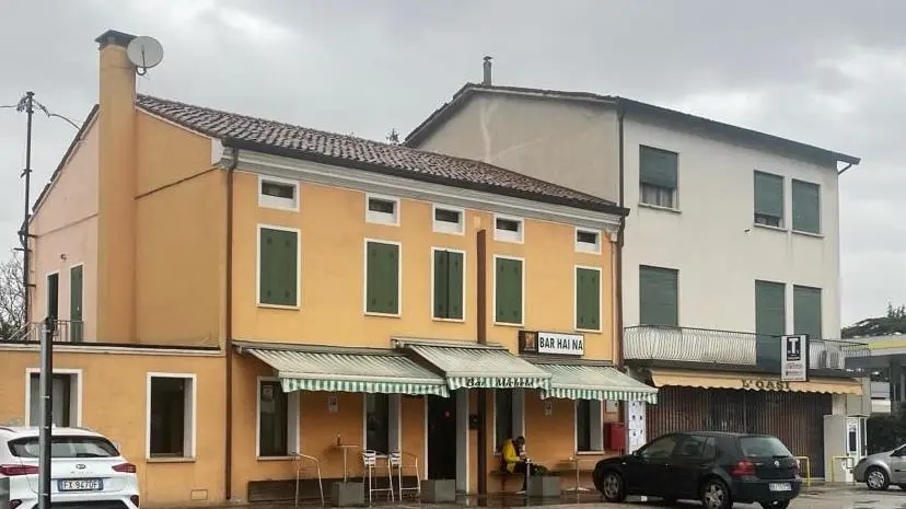 Il bar “Hai na” sulla provinciale Postumia dove mercoledì 3 gennaio, intorno alle 23, è avvenuta la rapina
