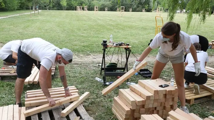 TOME' - AGENZIA BIANCHI - PADOVA - CONSEGNA SEDIE AL PARCO DEI SALICI
