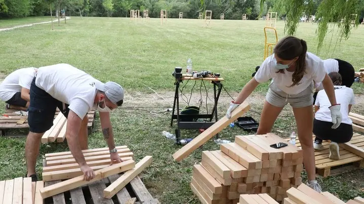 TOME' - AGENZIA BIANCHI - PADOVA - CONSEGNA SEDIE AL PARCO DEI SALICI