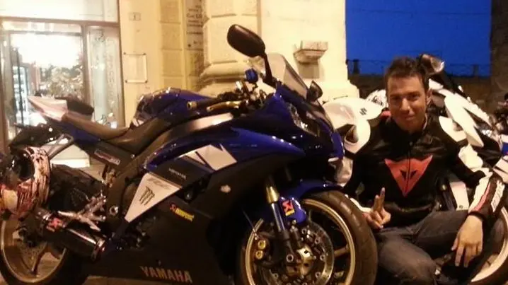 Paolo Bedendi accanto alla sua moto