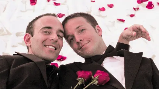 Una foto resa disponibile oggi 28 luglio 2011 mostra Matteo Cavalieri e Matteo Giorgi, la prima coppia gay italiana a sposarsi a New York .E' bolognese la prima coppia gay italiana a sposarsi a New York: lo ha reso noto l'Arcigay, che con una nota ha inviato "i più cari e sentiti auguri e felicitazioni vivissime" a Matteo Cavalieri e Matteo Giorgi "per il coronamento del loro sogno di famiglia", con il matrimonio che si è tenuto ieri pomeriggio a New York, sulla spiaggia di Atlantic Beach. ANSA/UFFICIO STAMPA ARCIGAY +++EDITORIAL USE ONLY-NO SALES+++