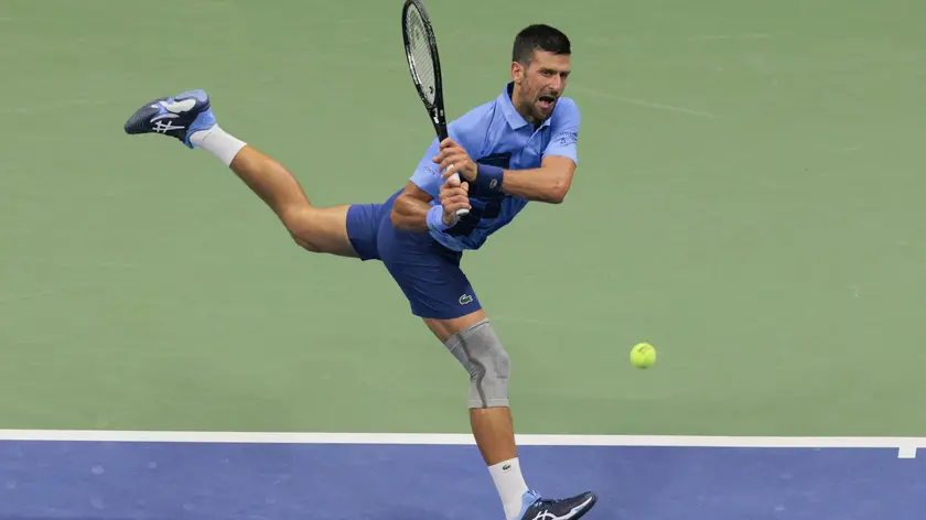 epa11570413 Novak Djokovic of Serbia returns the ball to Laslo Djere of Serbia during their second round match of the US Open Tennis Championships at the USTA Billie Jean King National Tennis Center in Flushing Meadows, New York, USA, 28 August 2024. The US Open tournament runs from 26 August through 08 September. EPA/BRIAN HIRSCHFELD