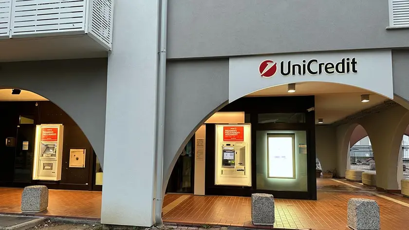 Lo sportello del bancomat nella filiale Unicredit a Busa (Piran)
