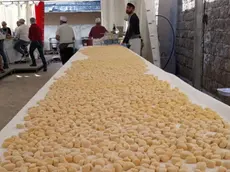 Una lunghissima tavolata piena di gnocchi