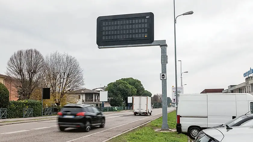 Il tabellone su cui è installato l’apparecchio che rileva le velocità (foto Zangirolami)