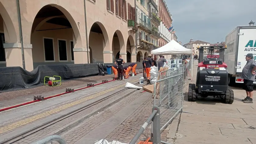Gli ultimi lavori di rinnovo della monorotaia in Prato della Valle, sotto alla Loggia Amulea