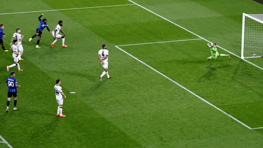 epa11361589 Ademola Lookman (up) of Atalanta scores the 3-0 lead during the UEFA Europa League Final soccer match of Atalanta BC against Bayer 04 Leverkusen, in Dublin, Ireland, 22 May 2024. EPA/TOLGA AKMEN
