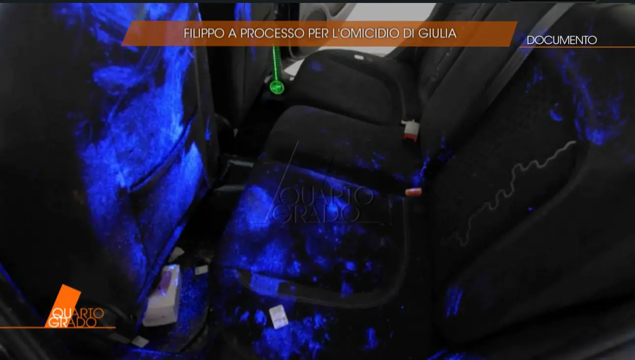 Il luminol mostra le tracce di sangue nella macchina di Filippo (tracce blu)