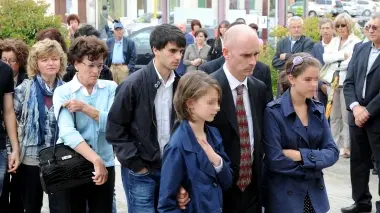 DIETRO AL FERETRO Antonio Dugo marito di Alessandra Baldon (nella foto in basso) abbracciato alle figlie